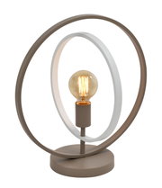 Moderne taupekleurige tafellamp met ronde voet, twee ovale metalen ringen en een brandende zichtbare filamentlamp, vanuit vooraanzicht