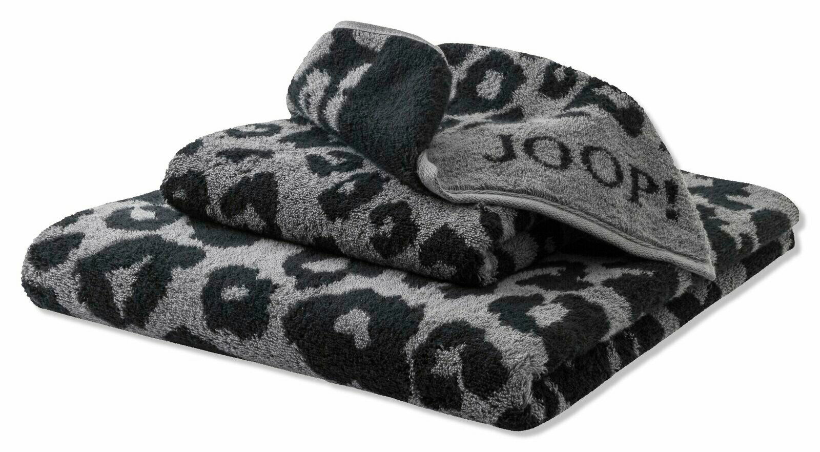 Graues Handtuch-Set mit schwarzem Leopardenmuster, gestapelt in einer seitlichen Perspektive.