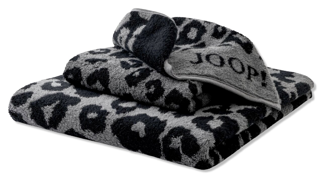Graues Handtuch-Set mit schwarzem Leopardenmuster, gestapelt in einer seitlichen Perspektive.