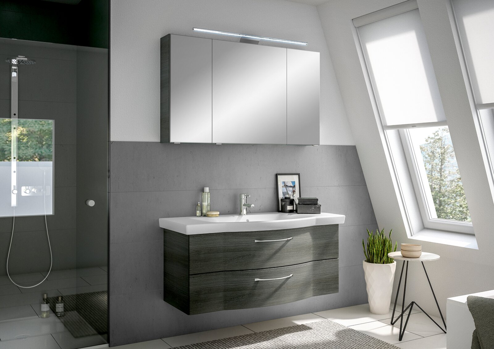 Moderne Badezimmermöbel mit Spiegelschrank und Waschbeckenunterschrank in einer hellen, stilvollen Umgebung, seitliche Perspektive.