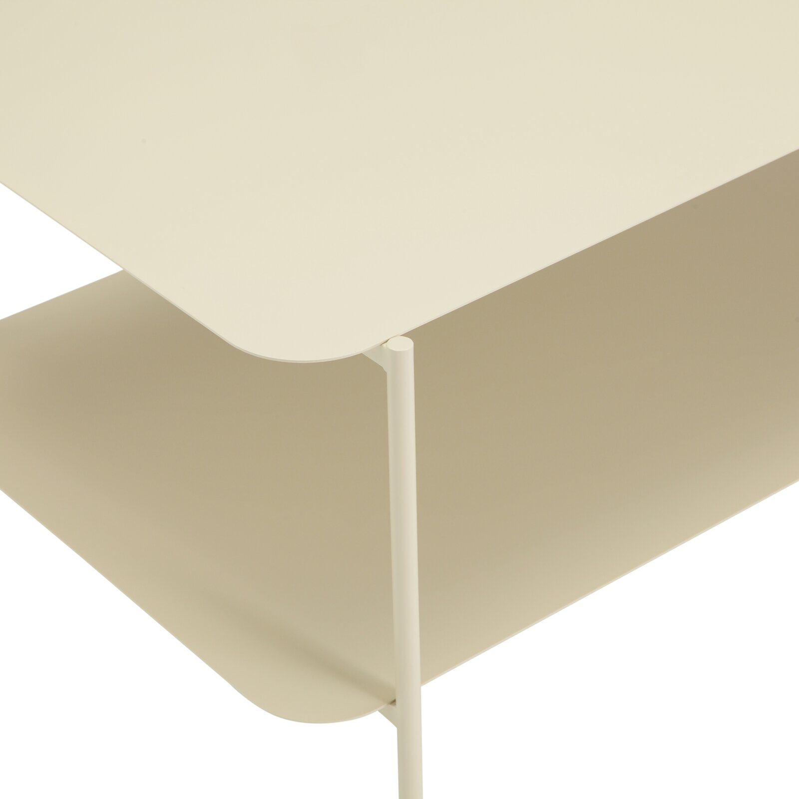 Close-up van een modern, minimalistisch bijzettafeltje met twee niveaus in lichtbeige, gezien vanaf de zijkant.