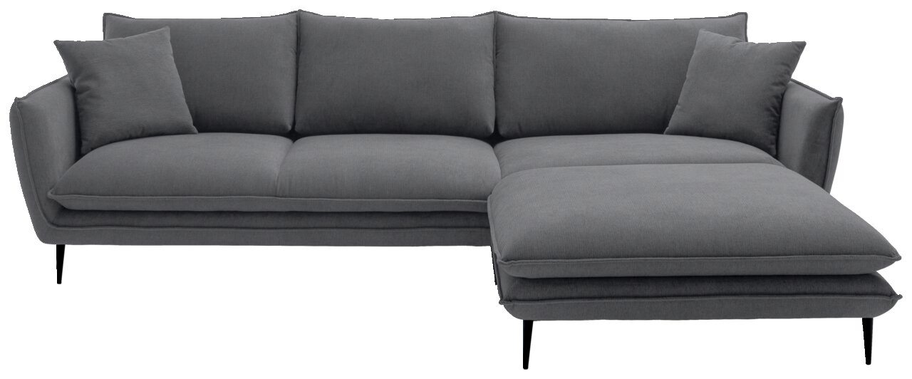 Graues Ecksofa mit rechter Ottomane/Longchair, drei Sitzkissen und zwei Rückenkissen, auf schwarzen Metallfüßen, freigestellt; Frontansicht leicht von oben