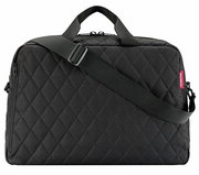 Schwarze Duffelbag mit Rautenmuster, Vorderansicht, mit verstellbarem Schultergurt und Tragegriff.