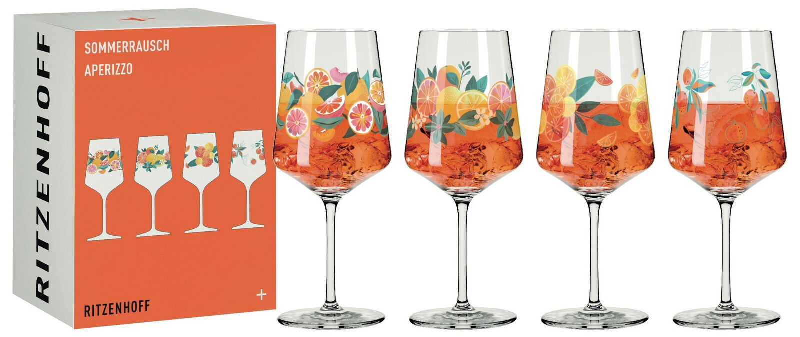 Vier Weingläser mit buntem Fruchtmuster und orangem Getränk, seitliche Perspektive