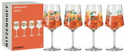 Vier Weingläser mit buntem Fruchtmuster und orangem Getränk, seitliche Perspektive
