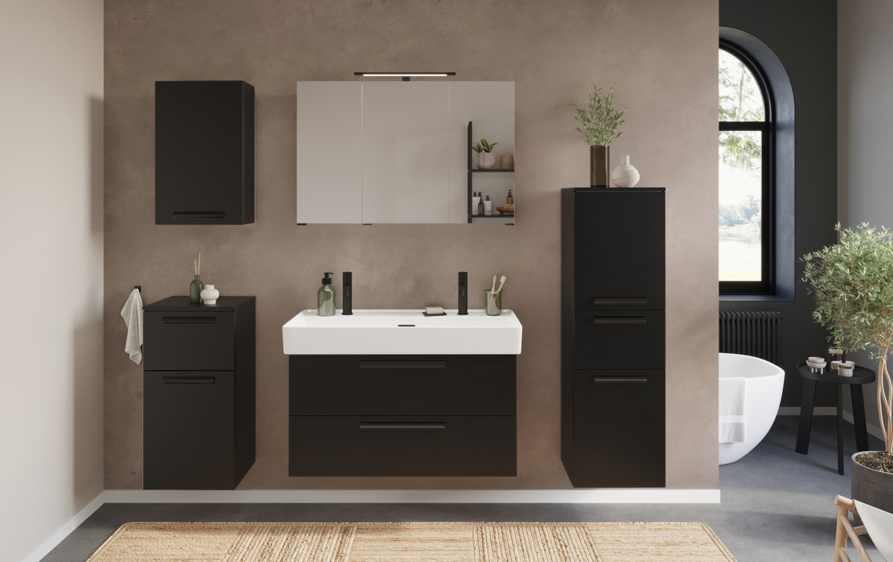 Modernes Waschtisch-Set mit zwei Armaturen, schwarzem Unterschrank und Spiegel, frontal betrachtet.