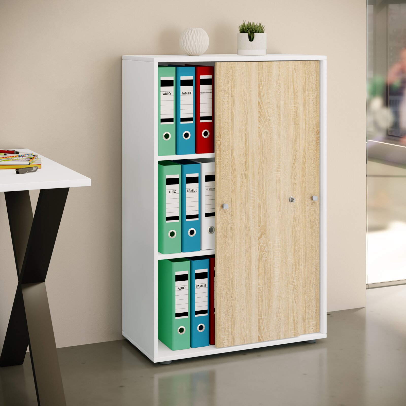 Modernes Büro-Archivregal/Schrank in Weiß mit Schiebetür in heller Eichenholz-Optik, halb geöffnet mit farbigen Ordnern, frontale leicht seitliche Perspektive.