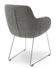 Rückansicht eines grauen Armlehnstuhls mit Metallgestell.