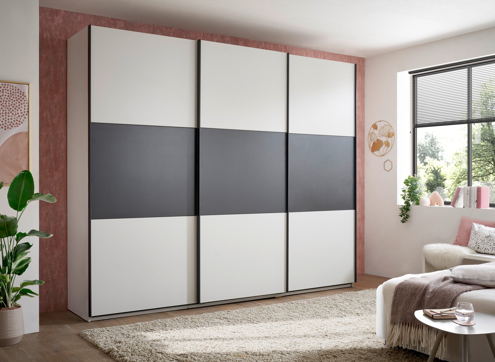 Großer moderner Schwebetürenschrank in Weiß mit breitem anthrazitfarbenem Mittelstreifen, frontale Perspektive im Schlafzimmer