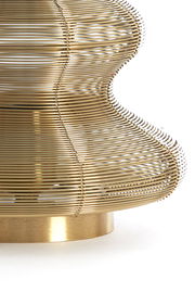 Nahaufnahme einer Tischleuchte mit einem eleganten, goldenen Drahtdesign in seitlicher Perspektive.