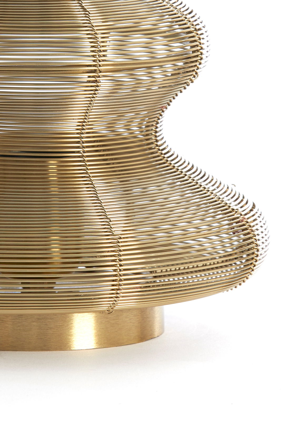 Nahaufnahme einer Tischleuchte mit einem eleganten, goldenen Drahtdesign in seitlicher Perspektive.