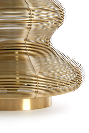 Nahaufnahme einer Tischleuchte mit einem eleganten, goldenen Drahtdesign in seitlicher Perspektive.