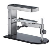 Moderner Raclette-Ofen aus Edelstahl in seitlicher Perspektive mit verstellbarer Halterung und Heizplatte.