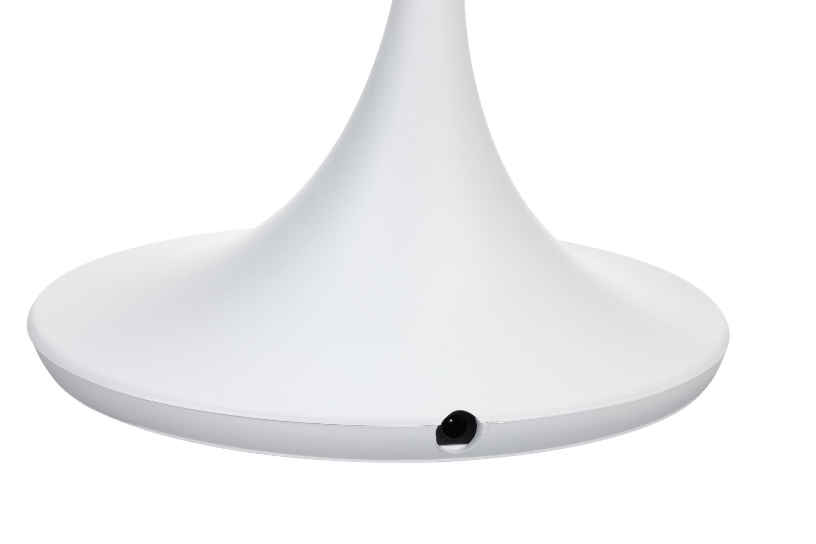 Nahaufnahme der Basis einer weißen Schreibtischleuchte mit glatter Oberfläche und Kabelanschluss.