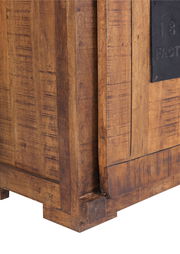 Nahaufnahme eines rustikalen Sideboards aus Holz mit sichtbarer Maserung und Metallakzent, seitliche Perspektive.
