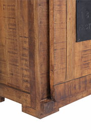 Nahaufnahme eines rustikalen Sideboards aus Holz mit sichtbarer Maserung und Metallakzent, seitliche Perspektive.