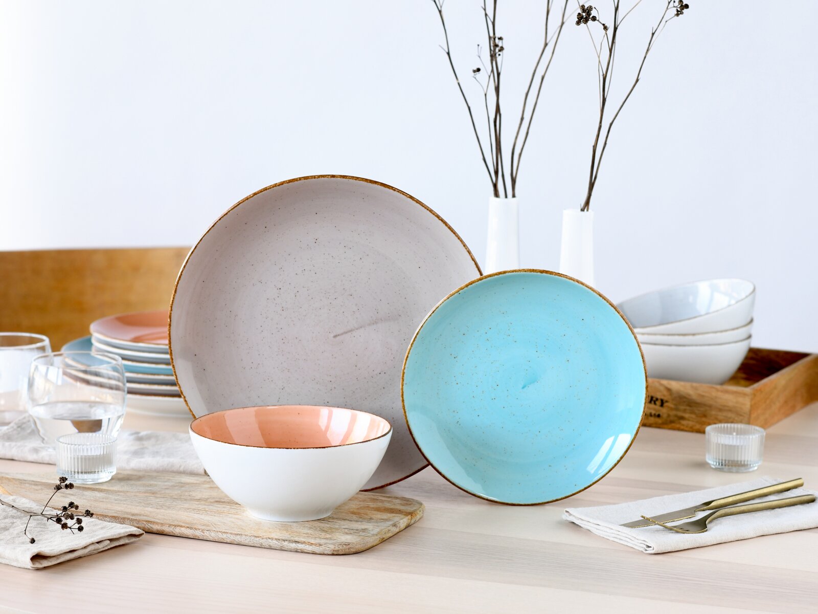 Creatable Tellerset 12-tlg VINTAGE NATURE Keramik-Geschirrset in Pastellfarben mit großen Tellern, Schalen und Gläsern auf einem gedeckten Tisch, frontale Perspektive leicht von oben