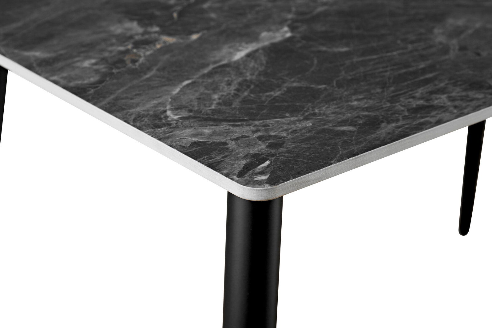 Nahaufnahme eines Esstisches mit schwarzer Marmoroptik und schwarzen Beinen, Perspektive von der Ecke.
