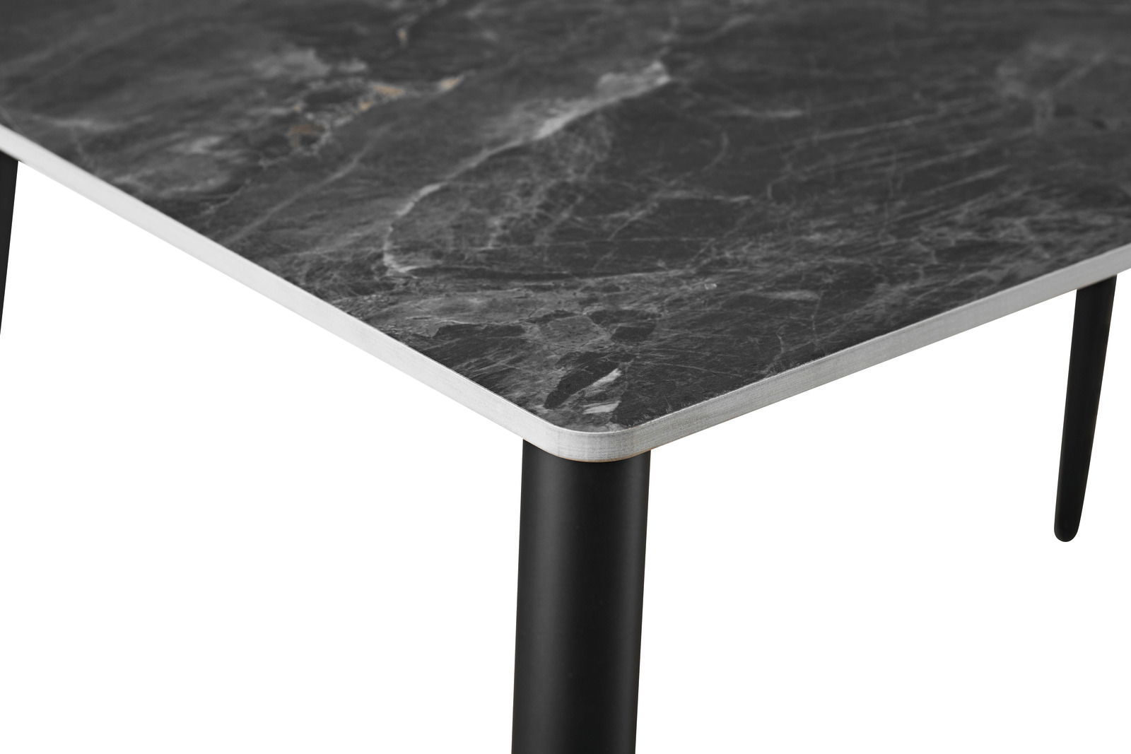 Nahaufnahme eines Esstisches mit schwarzer Marmoroptik und schwarzen Beinen, Perspektive von der Ecke.