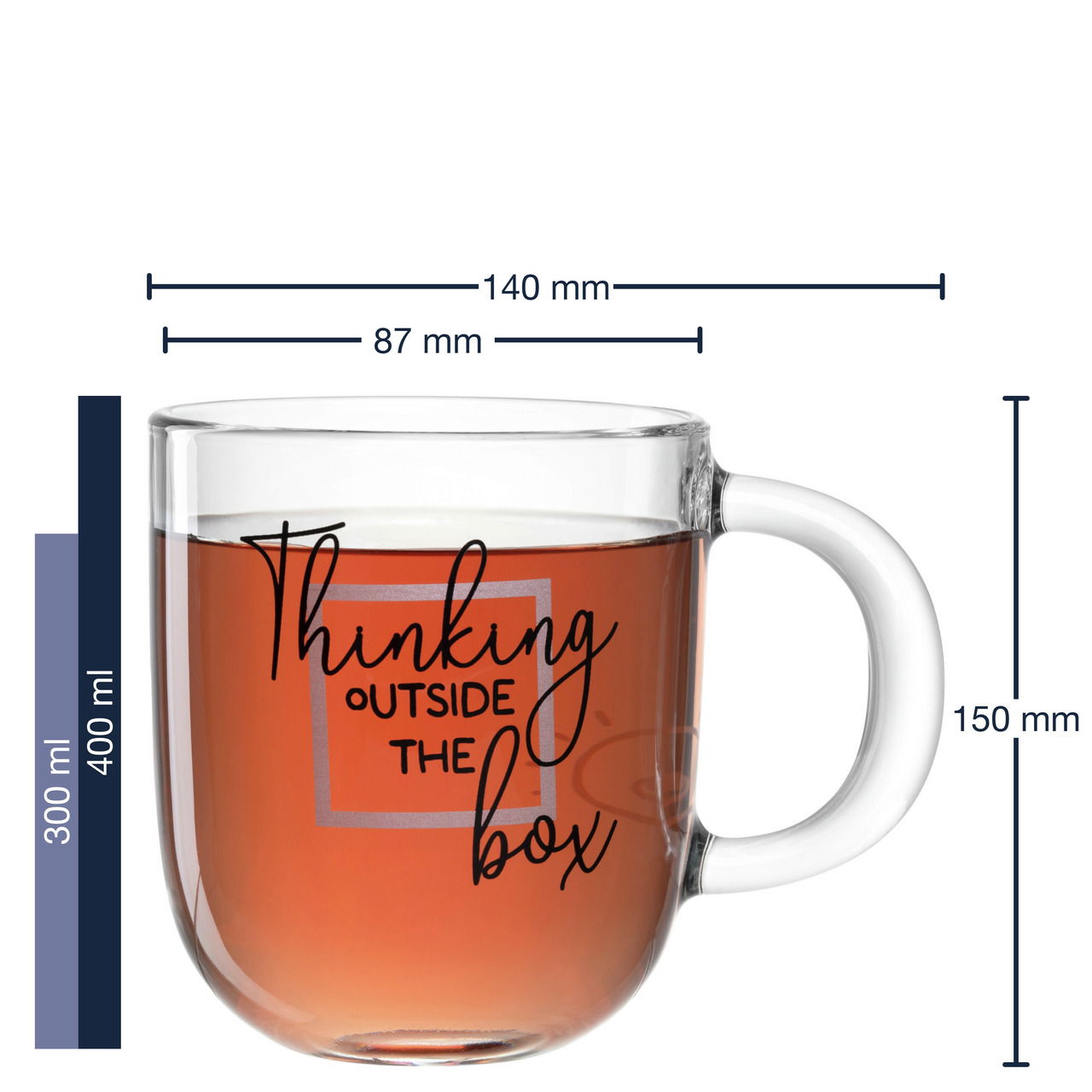 Transparente Tasse mit der Aufschrift 'Thinking outside the box', seitliche Perspektive, 400ml Fassungsvermögen.