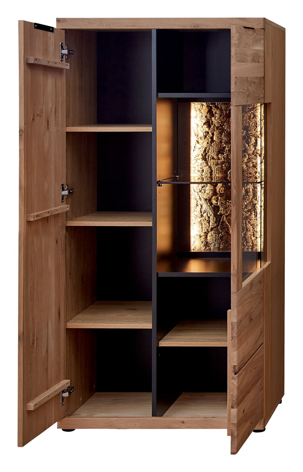 Cantus Highboard-Vitrine (links) DONNA Hoher Holzschrank aus Eiche mit geöffneter Tür, mehreren Regalböden und beleuchtetem Glasfach mit Rinden-Optik, Frontansicht leicht schräg von links