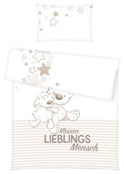 Renforcé-Bettwäsche mit niedlichem Design: Ein Teddybär und ein Schaf umarmen sich, umgeben von Sternen. Aufschrift 'Kleiner Lieblingsmensch'. Perspektive von oben.