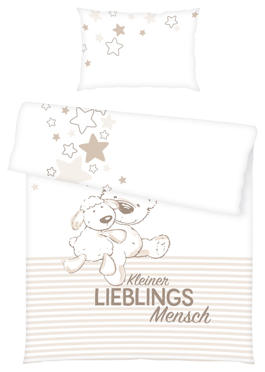 Renforcé-Bettwäsche mit niedlichem Design: Ein Teddybär und ein Schaf umarmen sich, umgeben von Sternen. Aufschrift 'Kleiner Lieblingsmensch'. Perspektive von oben.