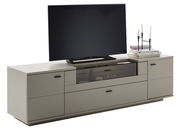 Modernes TV-Lowboard in Hellgrau mit Schubladen, seitlichen Türen und mittigem Rauchglasfach, darauf ein Flachbildfernseher; Ansicht schräg von vorn.