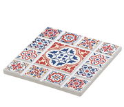 Untersetzer MARRAKESCH Blume mit buntem Mosaikmuster, perspektivisch von oben rechts fotografiert.