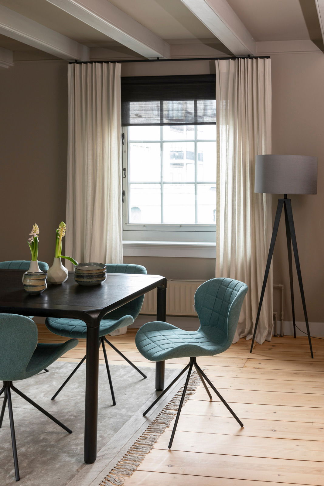 Z2 Stuhl OMG Moderner Esszimmerstuhl mit gepolstertem, türkisfarbenem Sitz und schwarzem Metallgestell, seitliche Perspektive.