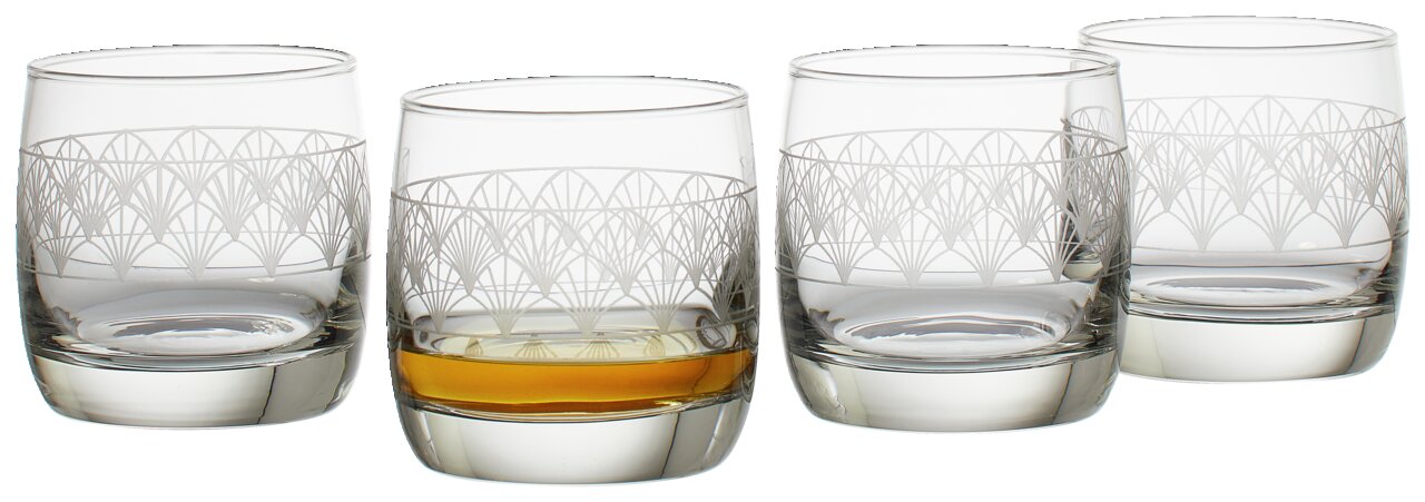 Vier Whiskybecher Paradisio mit elegantem Muster, einer teilweise mit Whisky gefüllt, aus frontaler Perspektive.