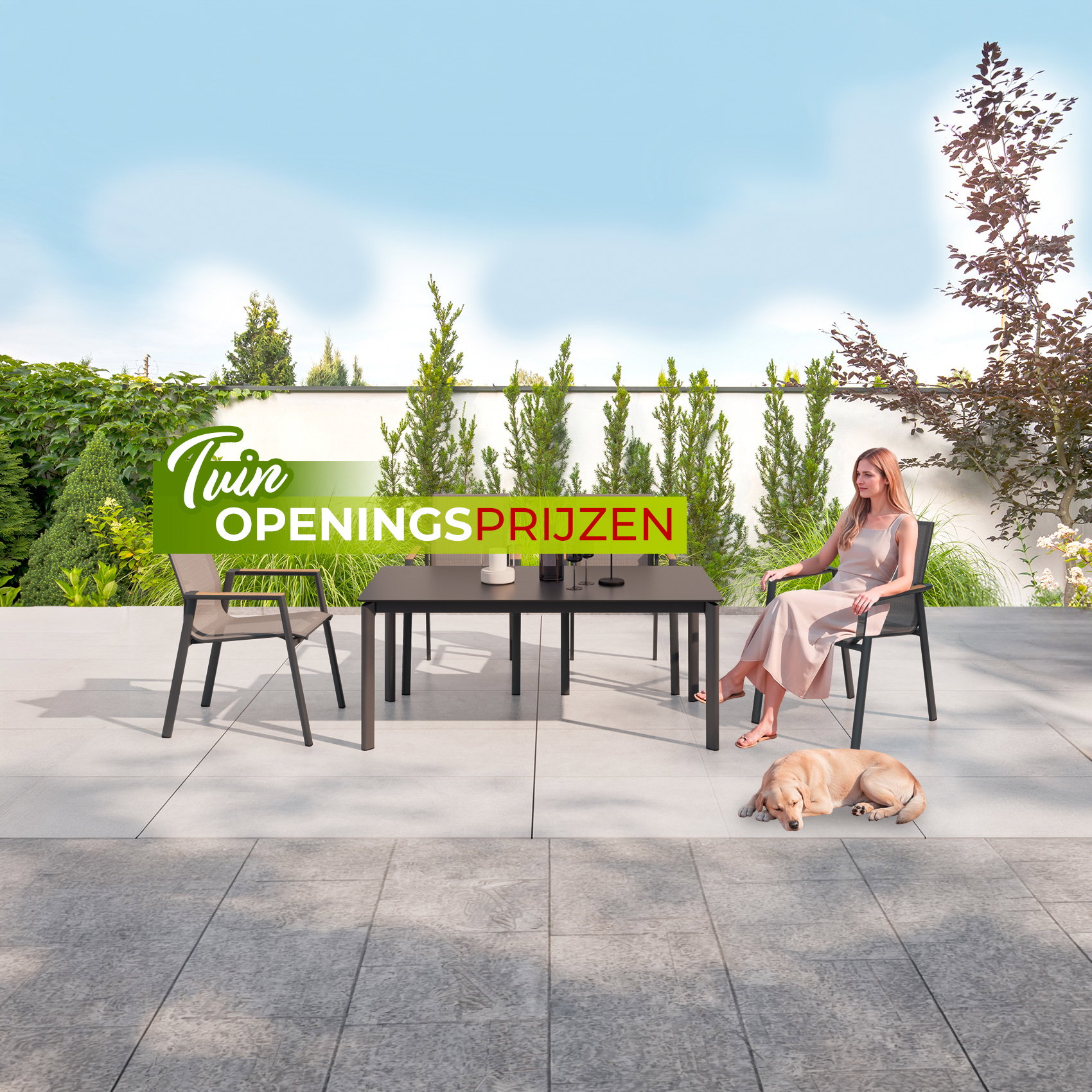 Vrouw zit op modern terras aan tuintafel, hond slaapt ernaast, tekst “Tuin Openingsprijzen”
