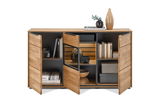 Frontale Ansicht eines modernen Sideboards aus Holz mit offenen und geschlossenen Fächern, dekoriert mit Büchern, Vasen und Schalen.