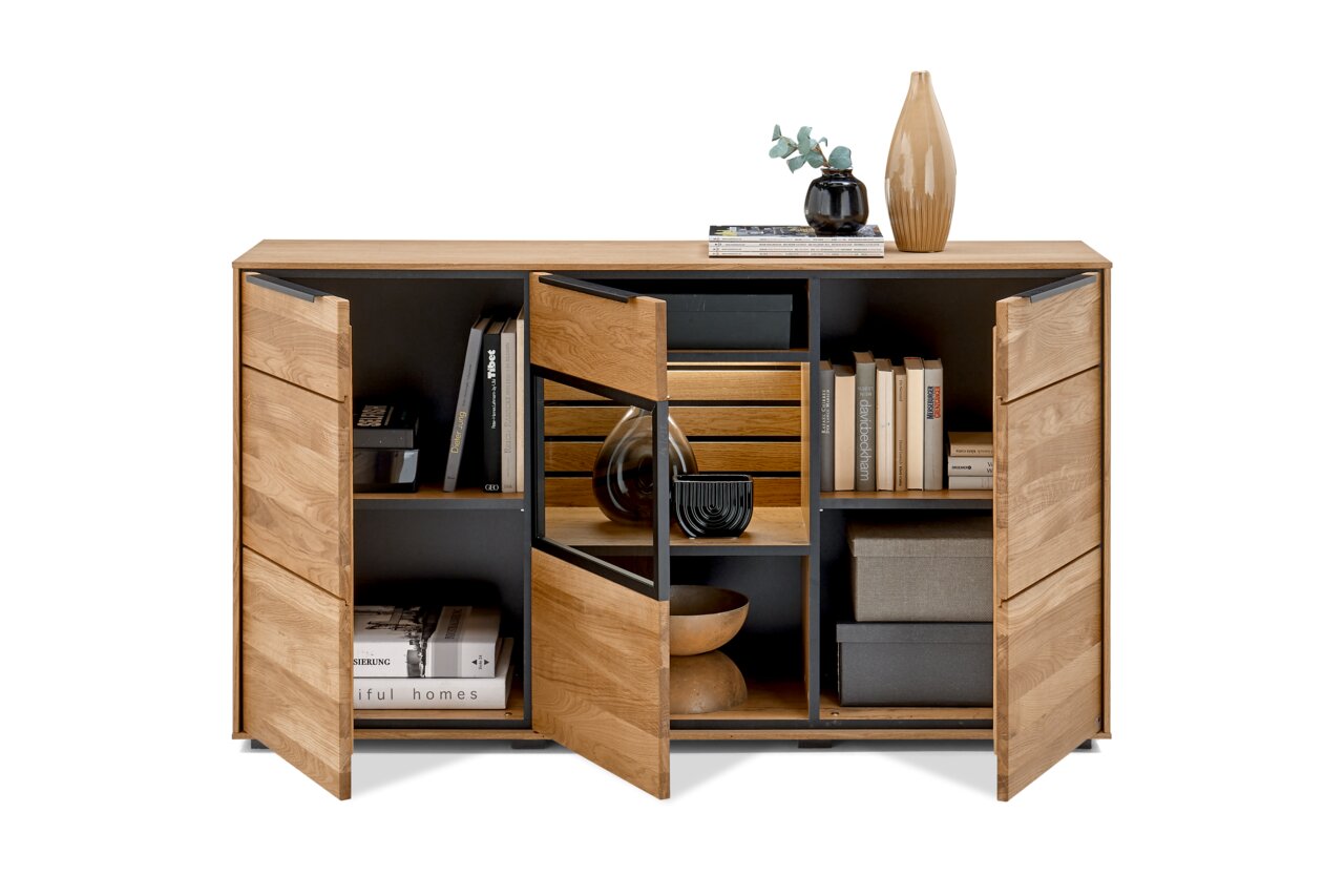 Frontale Ansicht eines modernen Sideboards aus Holz mit offenen und geschlossenen Fächern, dekoriert mit Büchern, Vasen und Schalen.