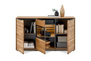 Frontale Ansicht eines modernen Sideboards aus Holz mit offenen und geschlossenen Fächern, dekoriert mit Büchern, Vasen und Schalen.
