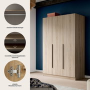 Drehtür-Kleiderschrank in heller Holzoptik mit drei Türen und langen schwarzen Griffen, gezeigt in schräger Frontansicht im Schlafzimmer; Detail-Icons für stabile Kleiderstange, optional verstellbare Einlegeböden und stabile Metallscharniere
