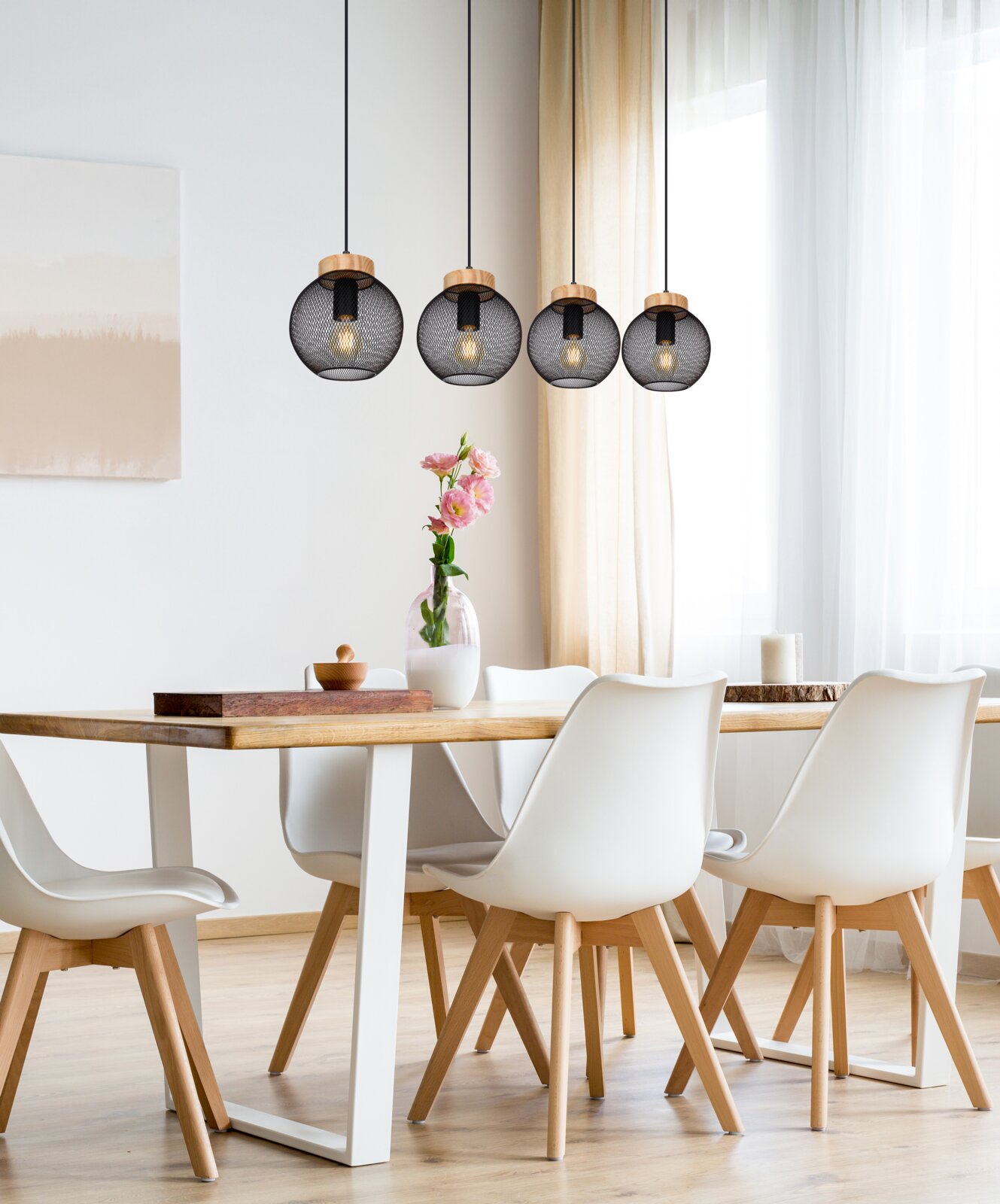 Moderne Hängeleuchte mit schwarzem Gitterdesign und Holzdetails, über einem Esstisch in einem hellen Raum, aus seitlicher Perspektive.