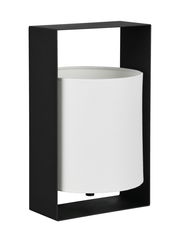 Moderne Tischleuchte mit schwarzem rechteckigem Rahmen und weißem zylindrischem Lampenschirm, seitliche Perspektive