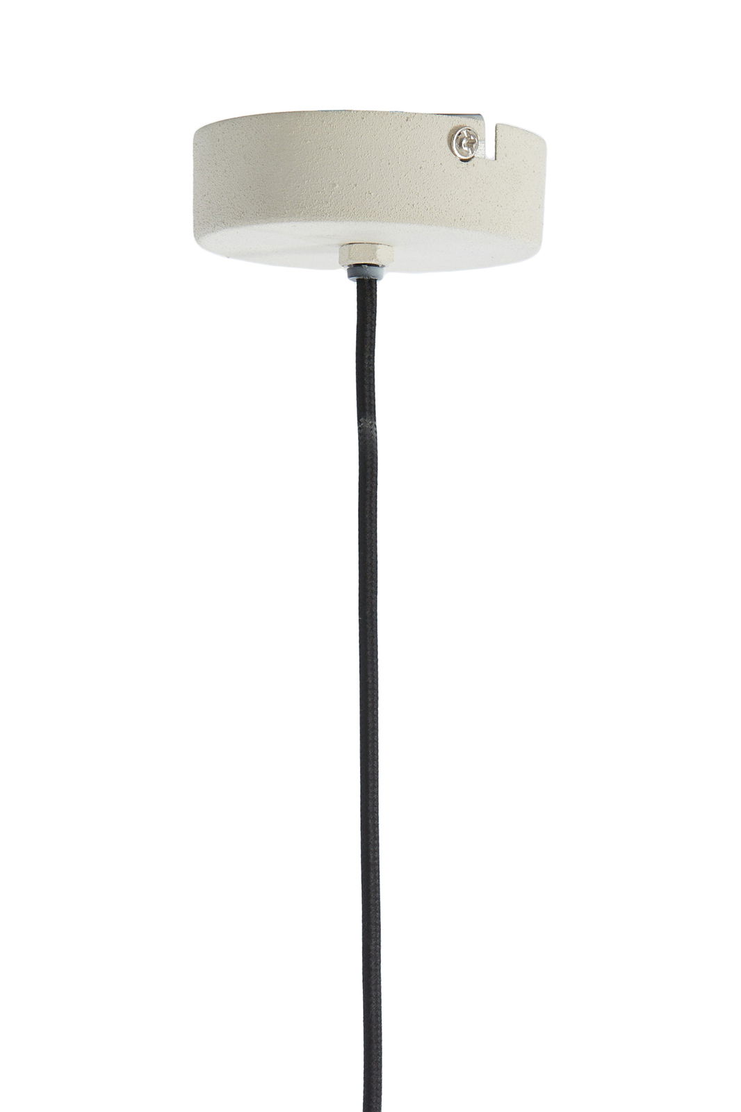 Nahaufnahme der Deckenhalterung einer Hängeleuchte mit schwarzem Kabel, seitliche Perspektive