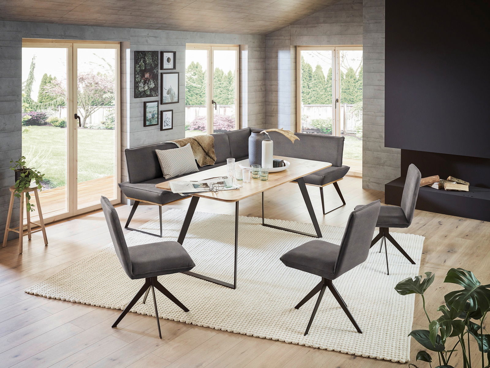 Moderne Eckbank 243x183 cm in einem stilvollen Wohnzimmer mit großen Fenstern, Holzboden und einem eleganten Esstisch, seitliche Perspektive.