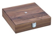 Holzkiste mit Metallverschluss, von oben betrachtet, mit WMF-Logo auf dem Deckel