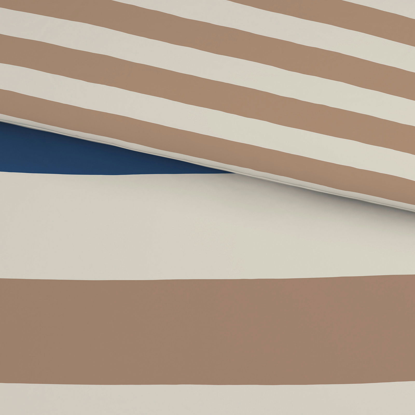 Wendebettwäsche mit braunen und weißen Streifen, teilweise umgeschlagen, zeigt blaue Rückseite. Perspektive von oben.