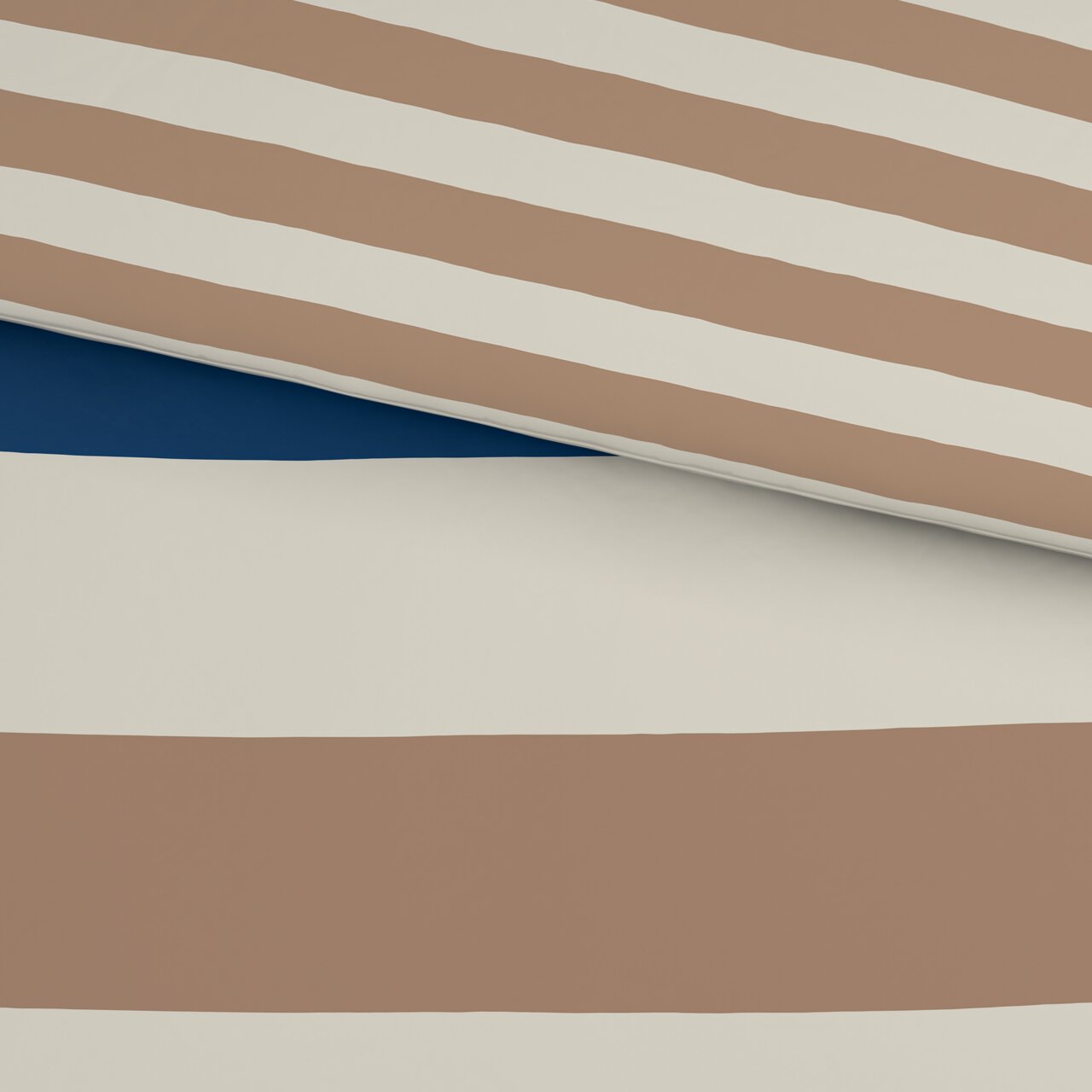 Wendebettwäsche mit braunen und weißen Streifen, teilweise umgeschlagen, zeigt blaue Rückseite. Perspektive von oben.