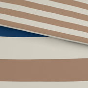 Wendebettwäsche mit braunen und weißen Streifen, teilweise umgeschlagen, zeigt blaue Rückseite. Perspektive von oben.