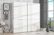 Moderner weißer Schwebetürenschrank in einem hellen Raum mit Blick auf die rechte Seite.