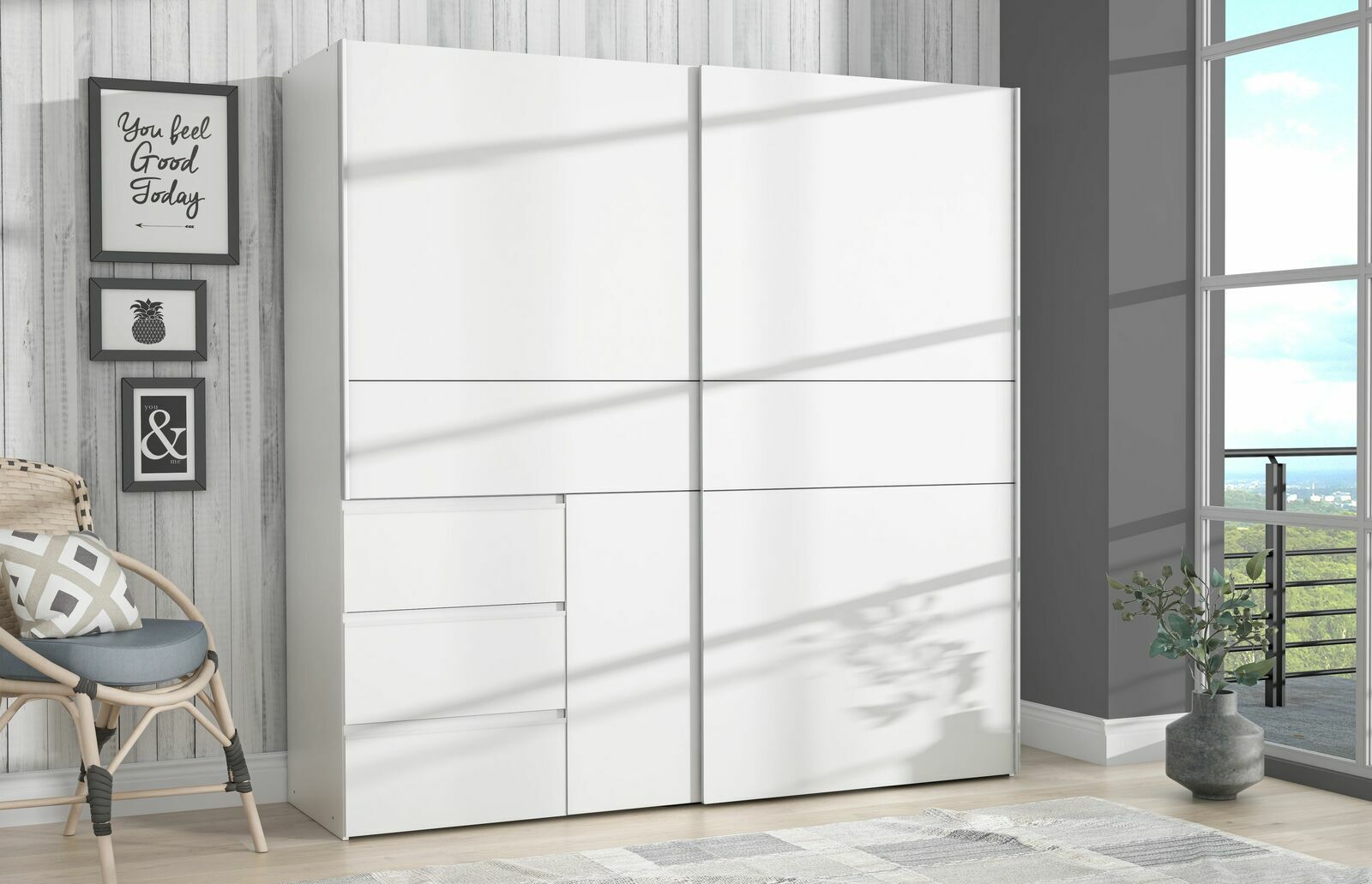 Moderner weißer Schwebetürenschrank in einem hellen Raum mit Blick auf die rechte Seite.