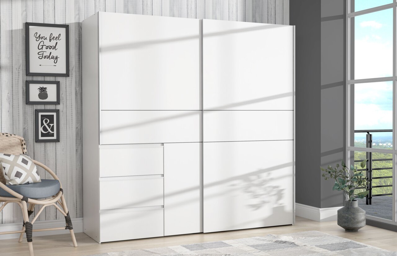 Moderner weißer Schwebetürenschrank in einem hellen Raum mit Blick auf die rechte Seite.
