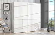 Moderner weißer Schwebetürenschrank in einem hellen Raum mit Blick auf die rechte Seite.