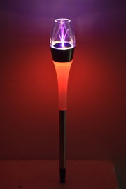 Solar-Gartenleuchte mit transparentem Kopf und violett leuchtenden Lichtfasern, roter Leuchtkörper und schwarzem Stab, frontale Ansicht