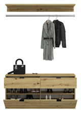 Garderobenkombination aus Holz mit Hängestange, zwei Jacken, Schuhregal und Handtasche, frontale Perspektive